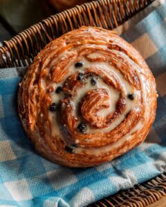 Danish pastry berlapis yang flaky dan lembut