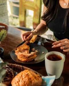 Menerima dan belajar dari saran dan masukan dari pelanggan café selama bertahun-tahun