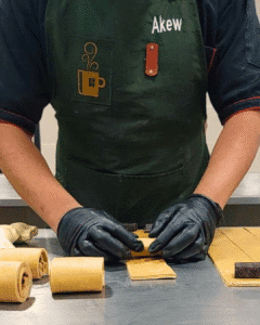 Pastry dibuat oleh baker berpengalaman