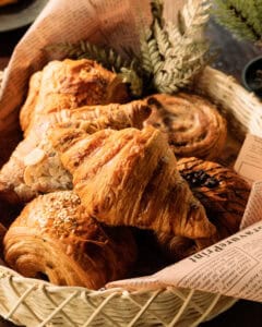 Pelannggan mulai mencari pastry dan croissant yang enak
