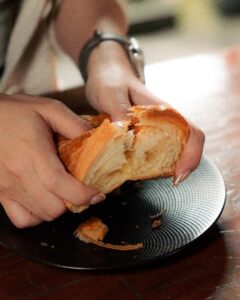 Tekstur croissant pastry Imah Kopi yang renyah dan flaky