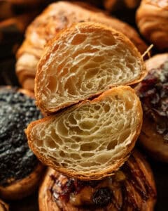 Butter membuat bagian dalam pastry flaky