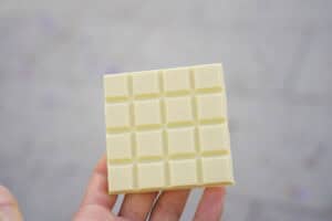 White chocolate dengan cocoa butter dengan rasa manis