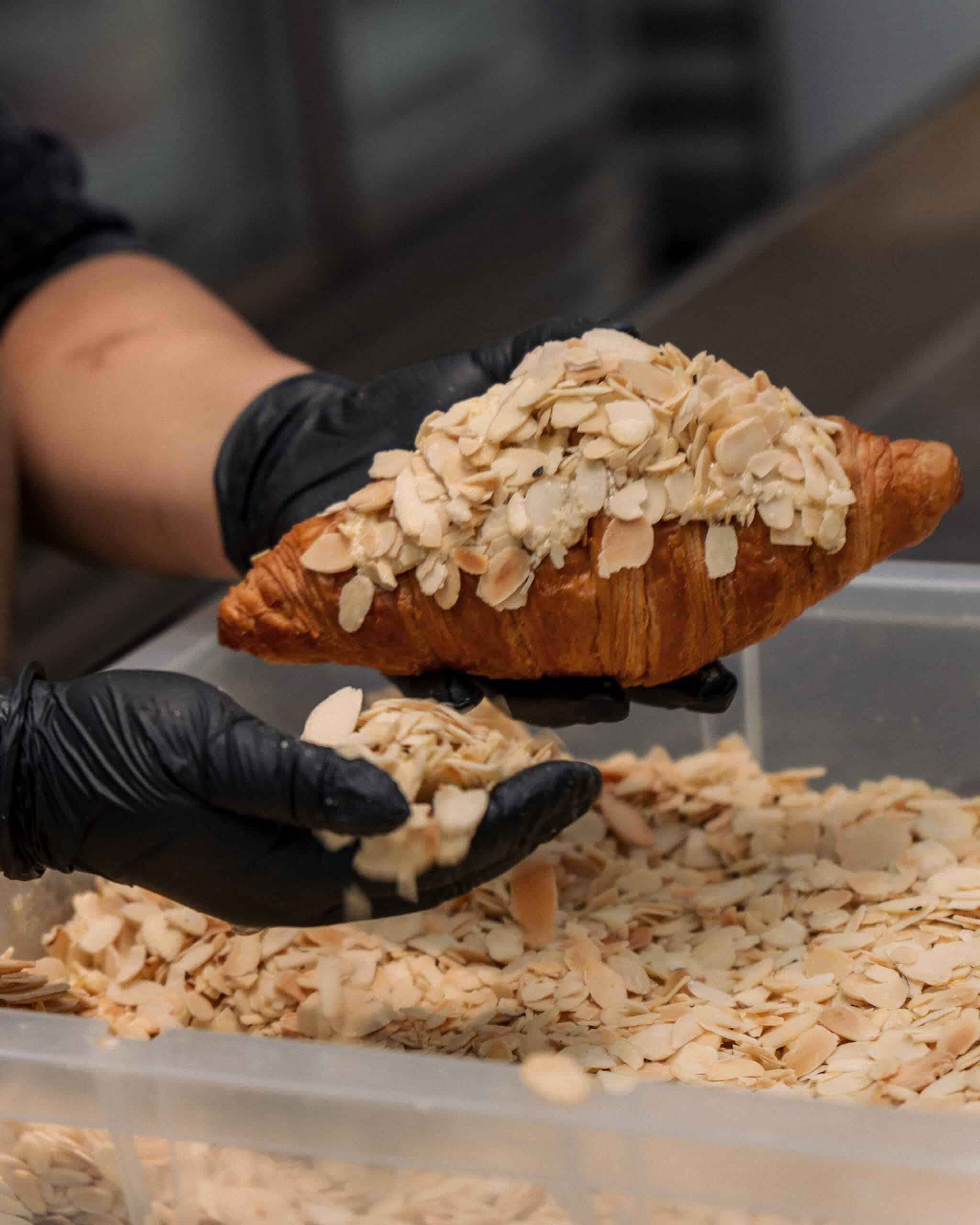 Topping Almond Croissant