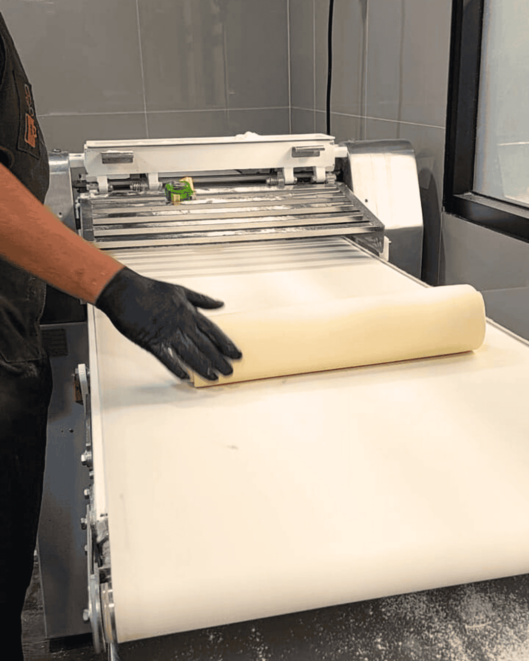 Adonan Digulung Setelah Proses Laminasi