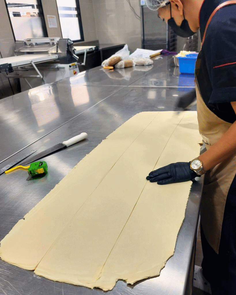 Baker Memotong Adonan Pastry