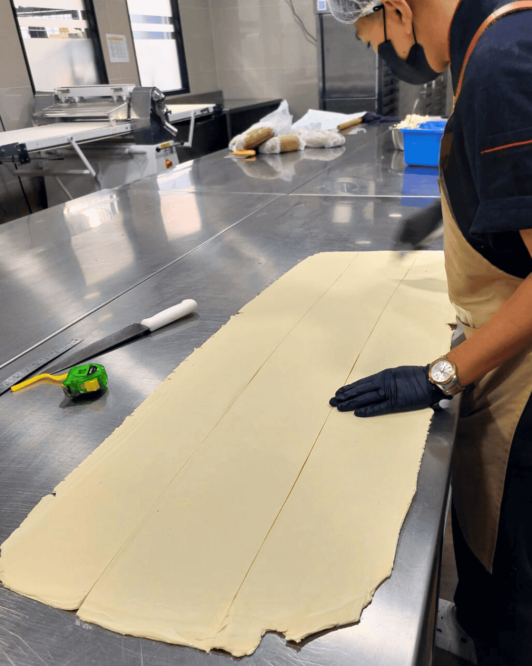 Baker Memotong Adonan Pastry