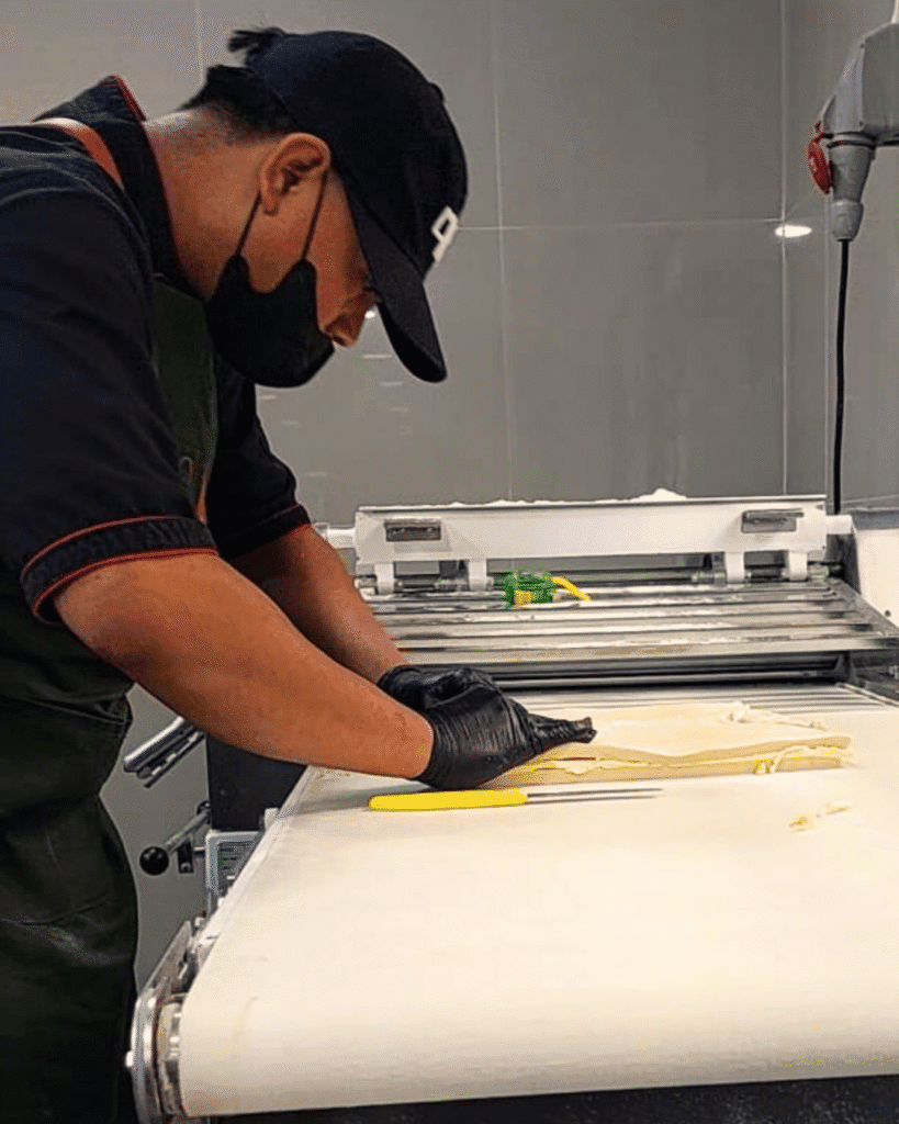 Laminasi Adonan Pastry oleh Baker