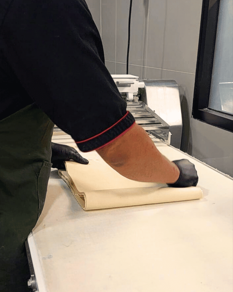 Melipat Adonan Pastry Dalam Proses Laminasi
