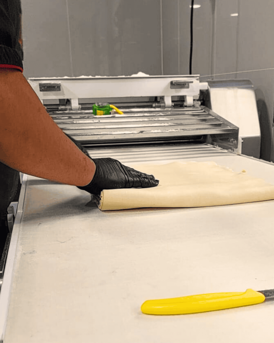 Melipat-lipat Adonan dalam Proses Laminasi