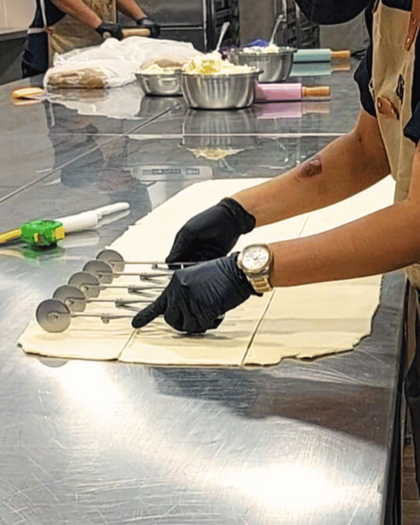 Memotong Dough Pastry dengan Hati-hati