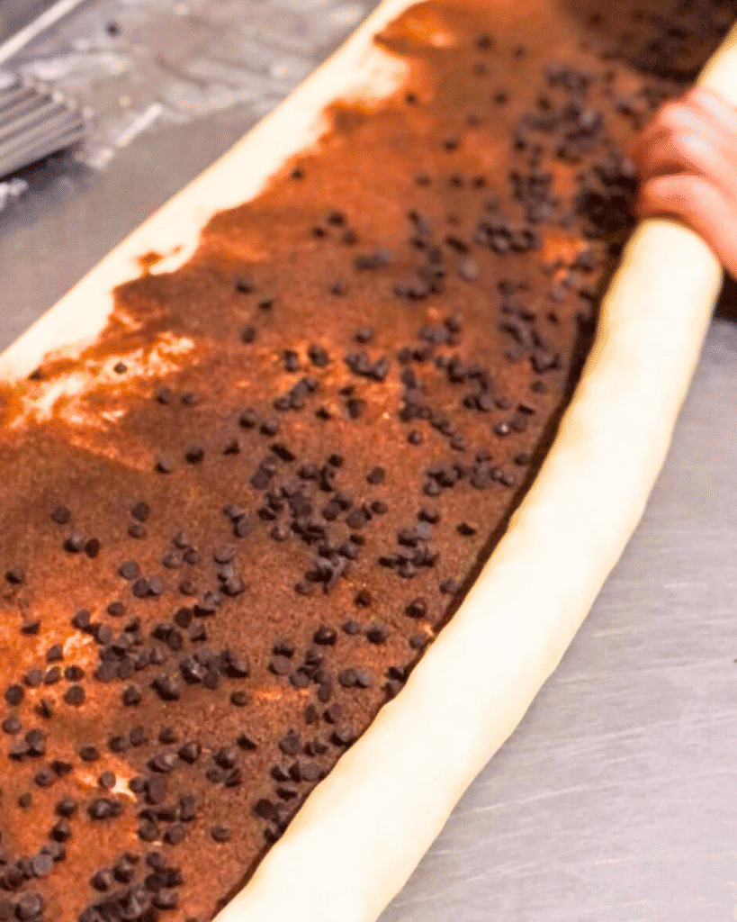 Menggulung Adonan Pastry Isi Cokelat