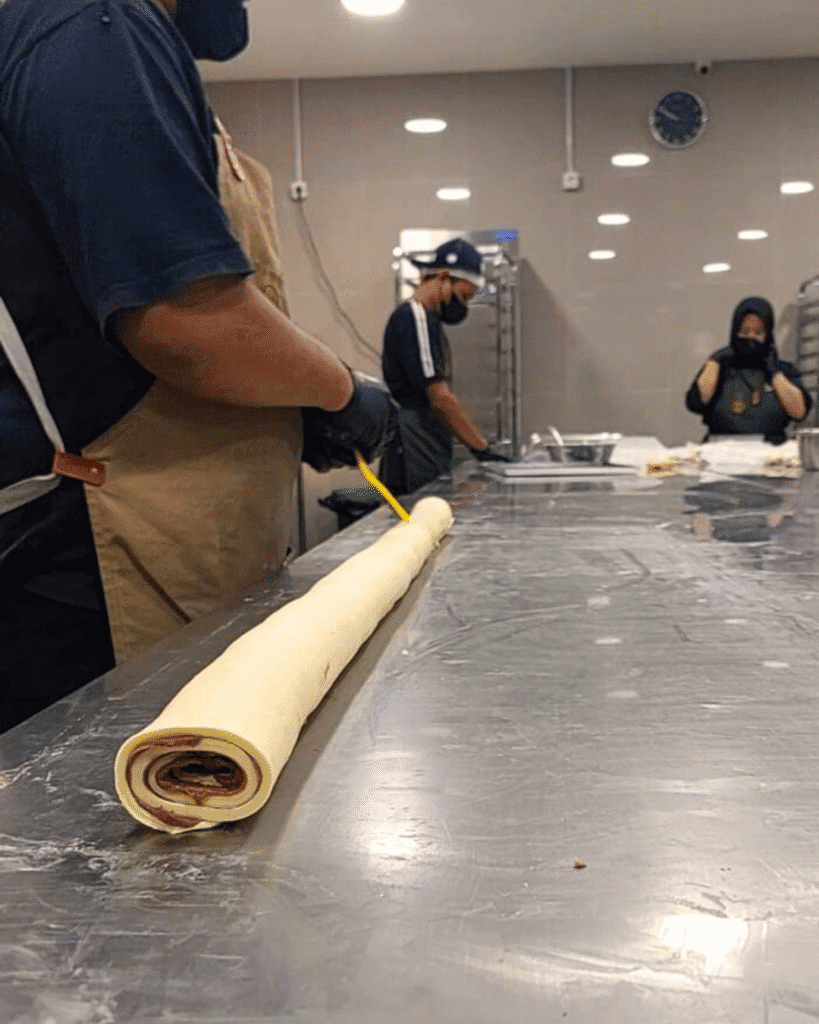 Menggulung Dough Pastry Isi Cokelat