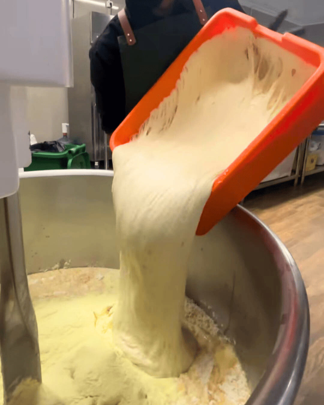 Menuangkan Adonan ke Mesin Mixing