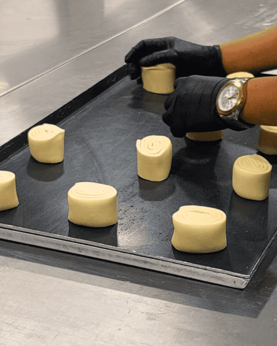 Menyusun Pastry di Tray