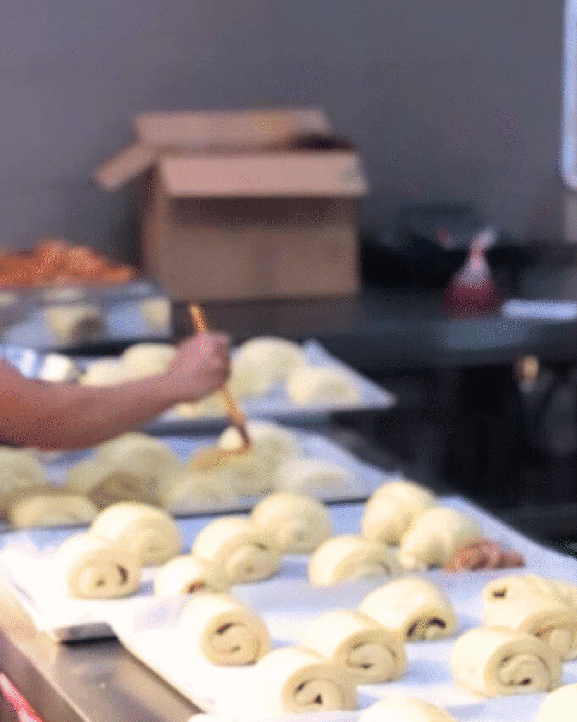 Proses Egg Wash Di Dapur