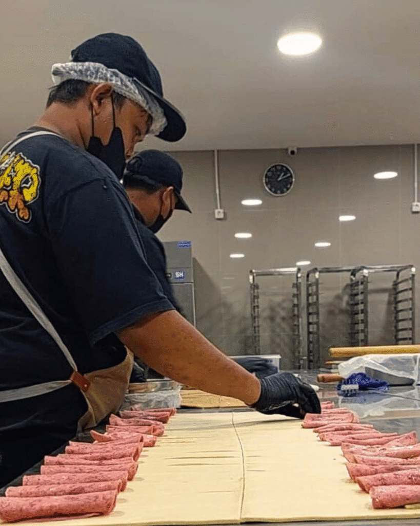 Proses Membentuk Pastry Isi Smoke Beef