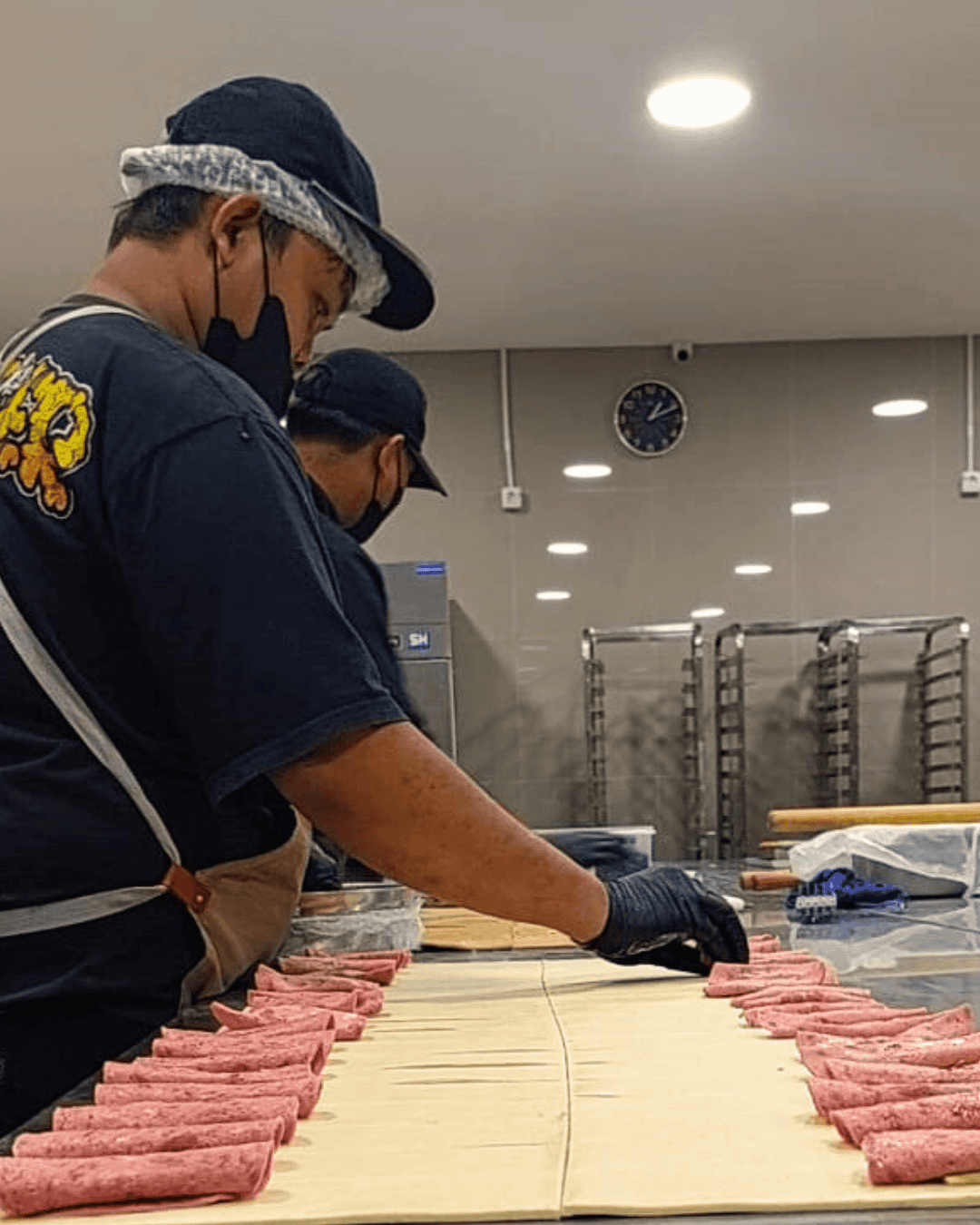 Proses Membentuk Pastry Isi Smoke Beef
