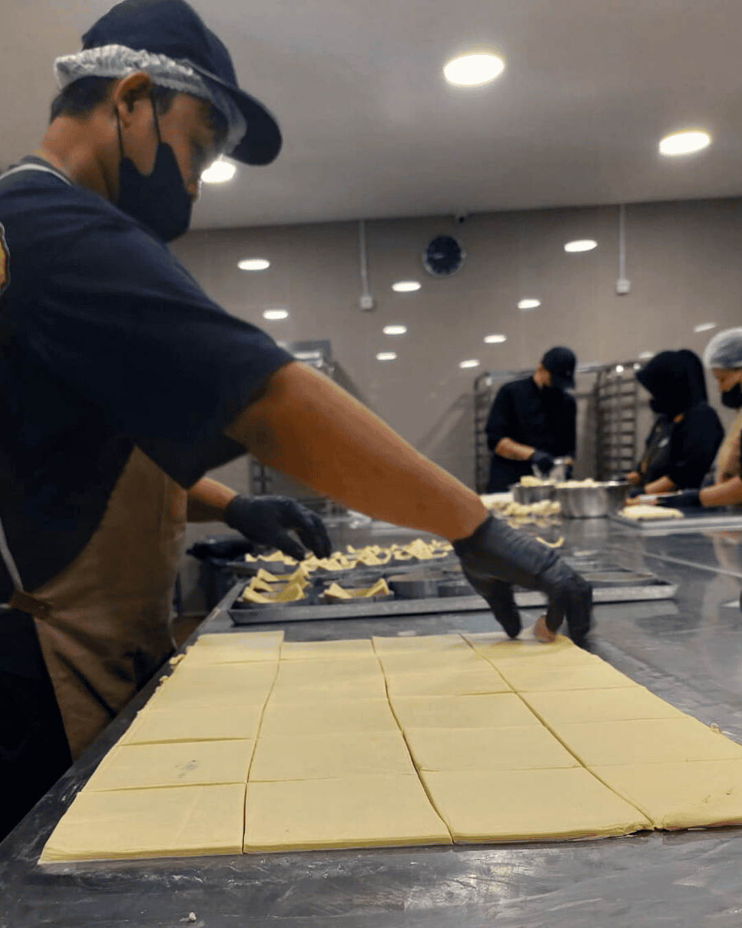 Proses Membentuk Pastry di Central Kitchen Imah Kopi