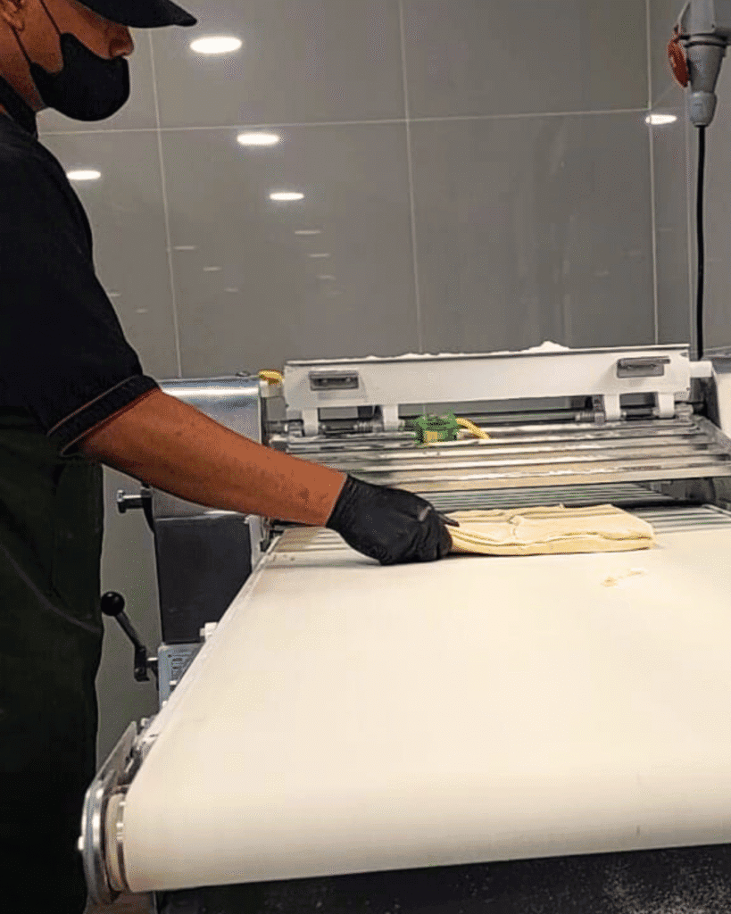 Proses Menggilas Adonan Pastry