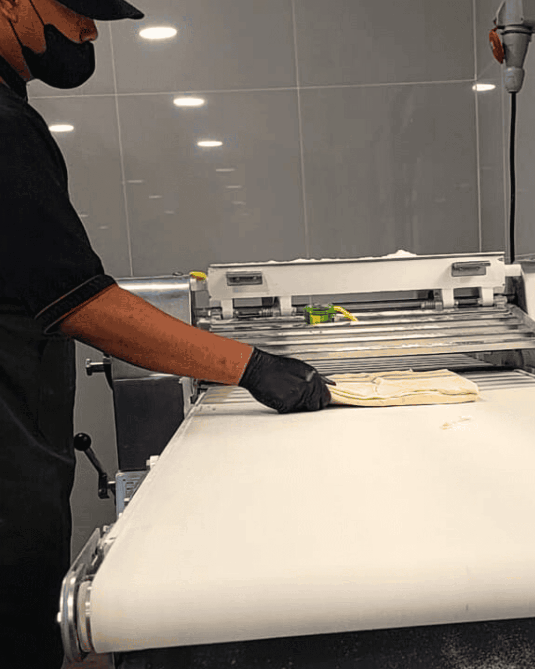 Proses Menggilas Adonan Pastry