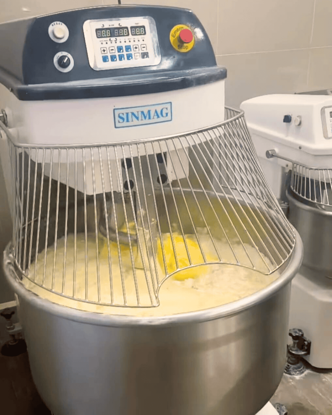 Proses Mixing Adonan di Dapur Imah Kopi