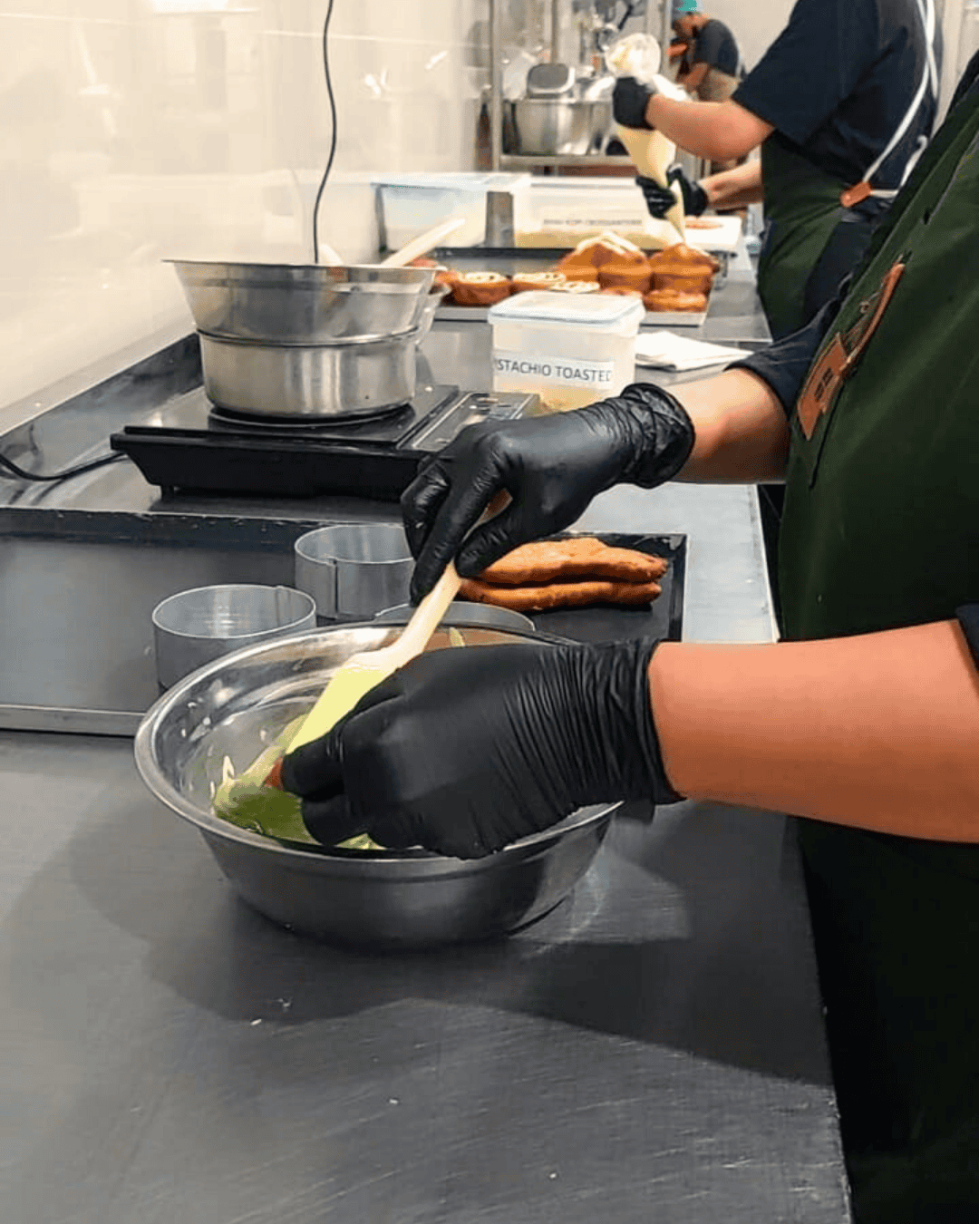 Proses Topping Smashed Matcha Pistache