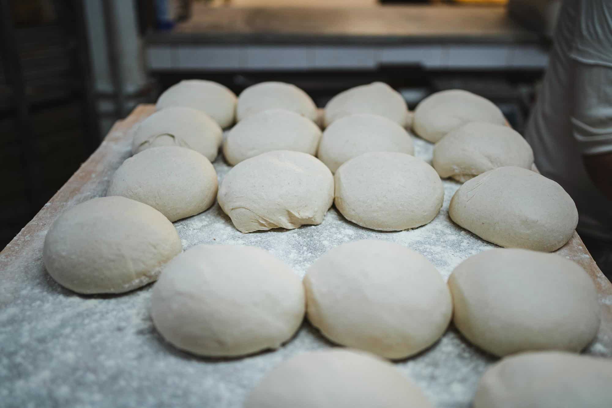 Resting Adonan Pastry di Dapur